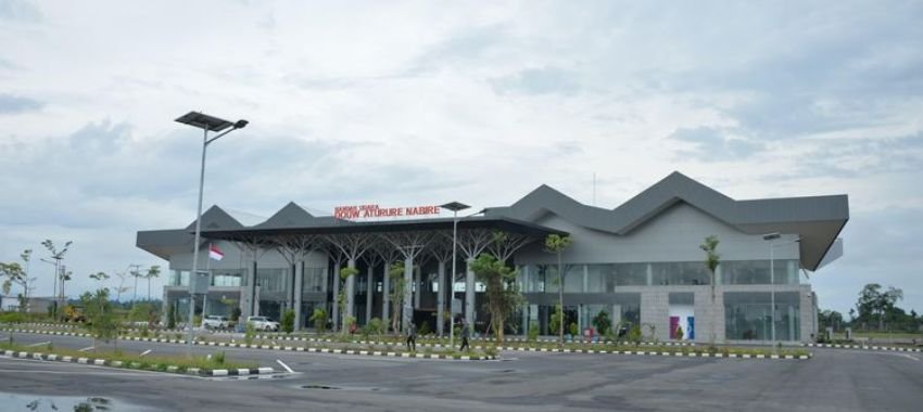 Douw Aturure Airport